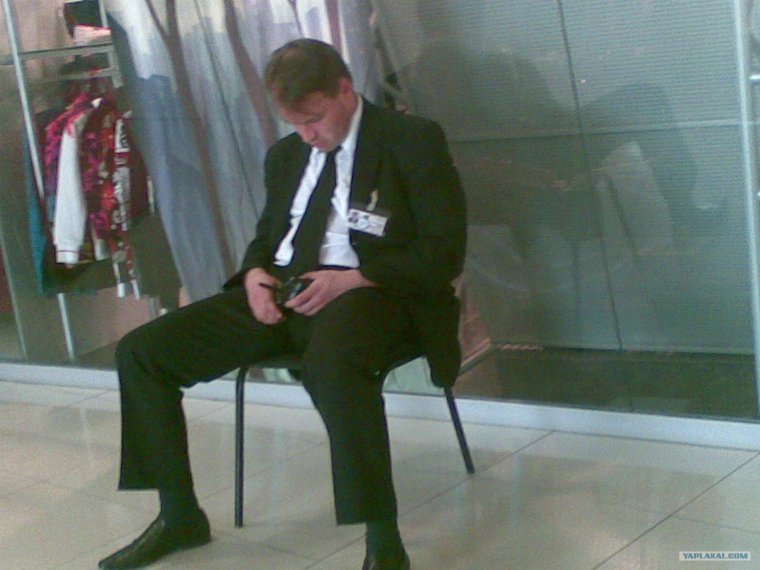 Охранник сидит