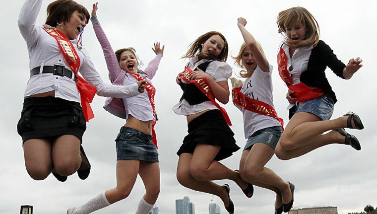 Выпускники выбегают из школы