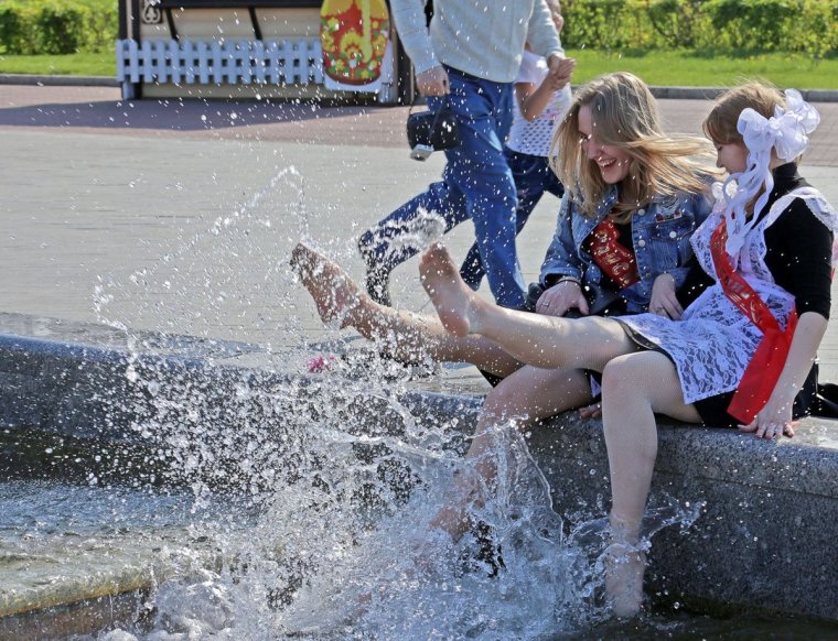 Выпускники в фонтане