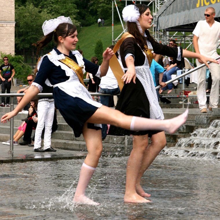 Выпускницы школьницы в фонтане