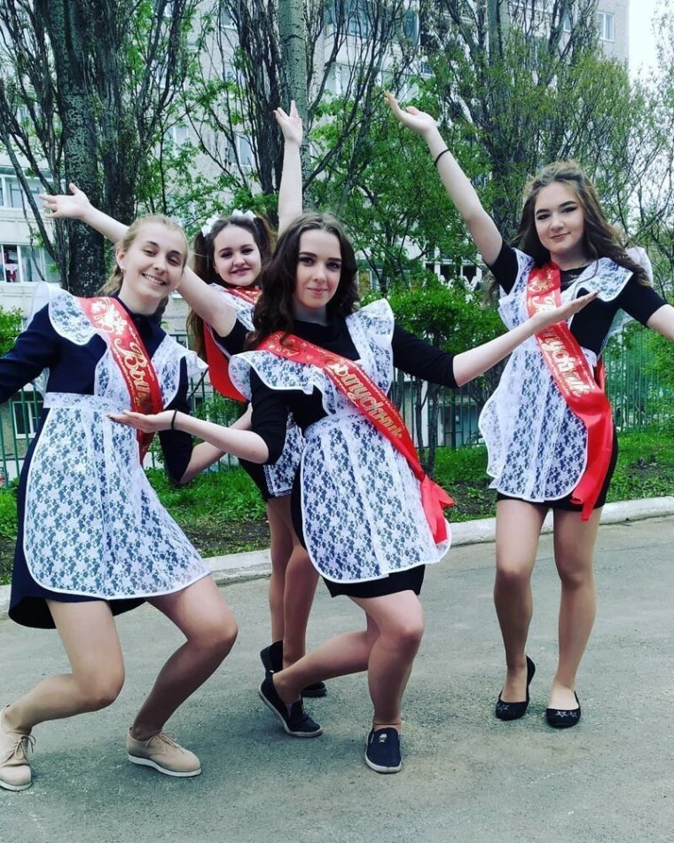 Девочки на выпускном