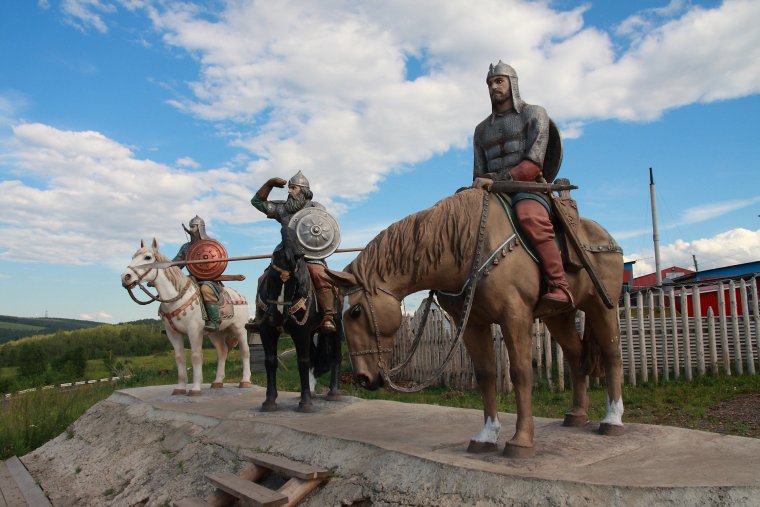 Памятник три богатыря в Красноярске