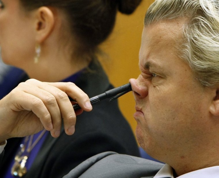 Депутат Госдумы ковыряется в носу