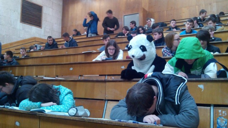 Преподаватель на экзамене