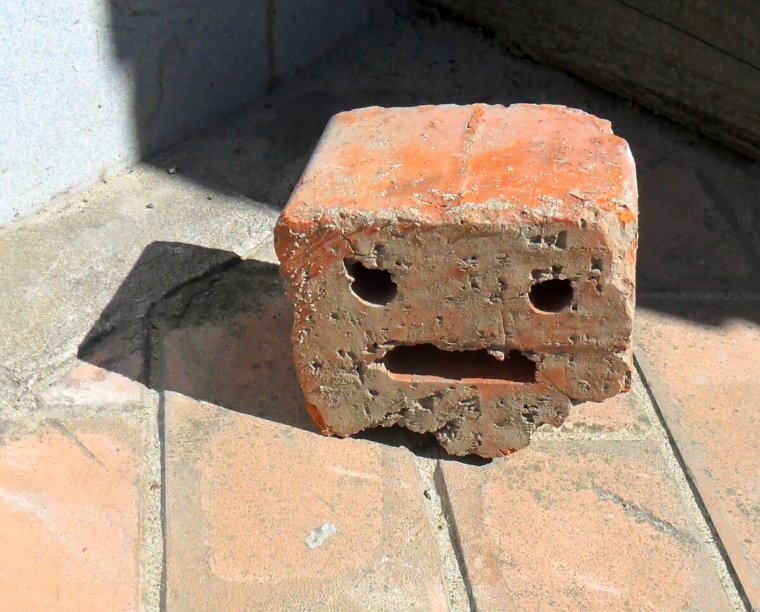 Расколотый кирпич