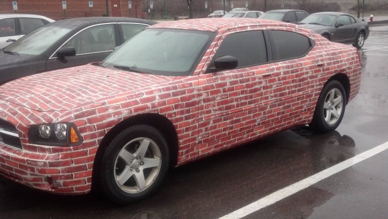 Автомобиль на кирпичах