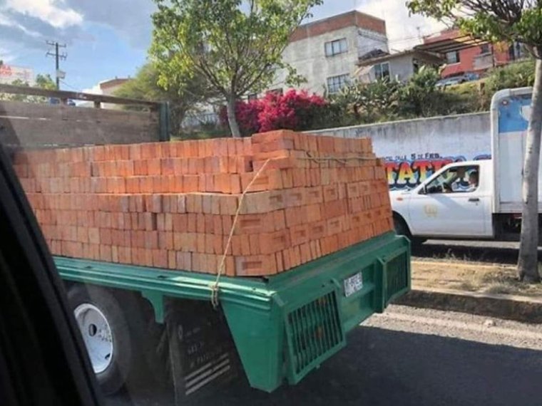 Кирпич смешно