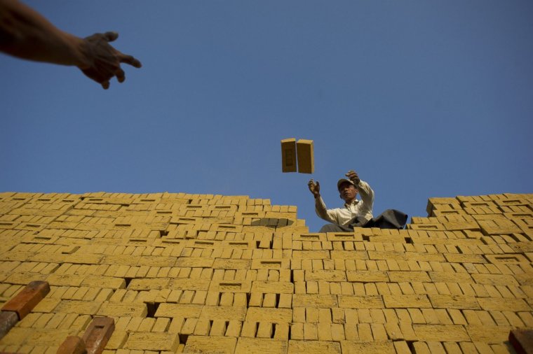 Бросок кирпича