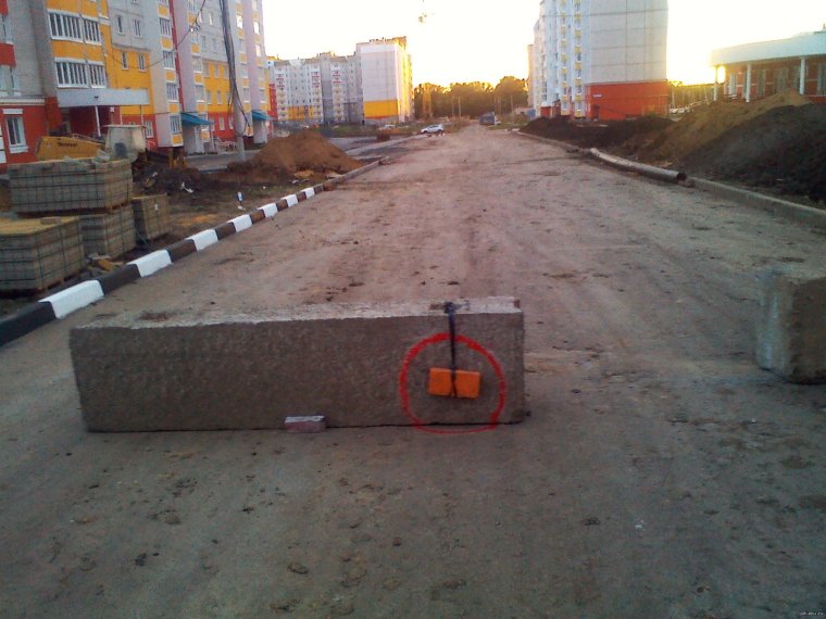 Бетонный блок на дороге