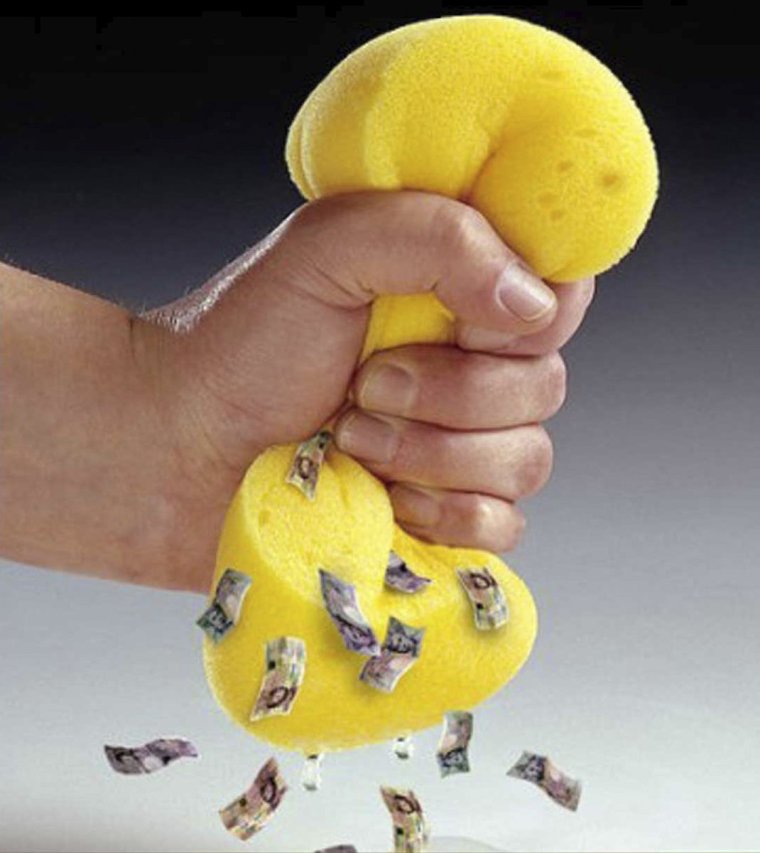 Выжимает лимон