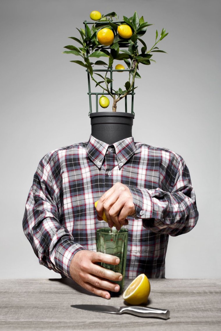 Лимон в руке