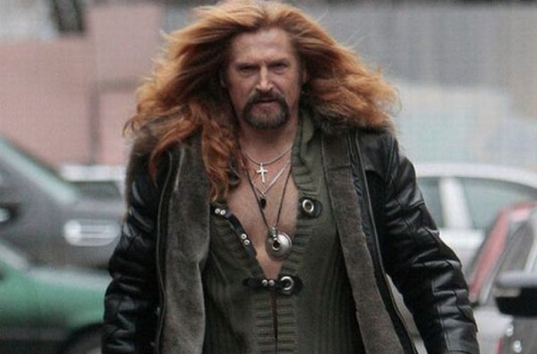 Усатый школьник с пистолетом