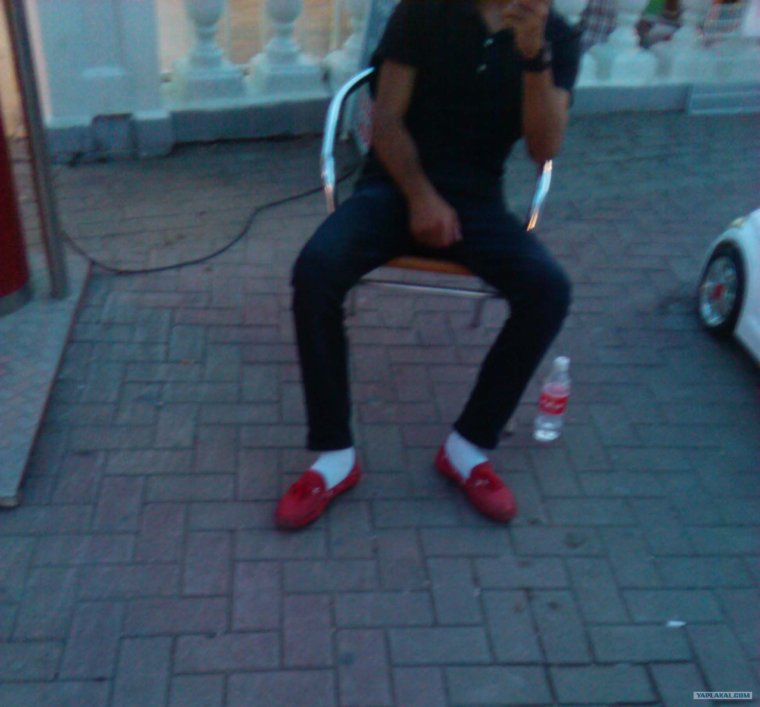 Мужчина в красных мокасинах