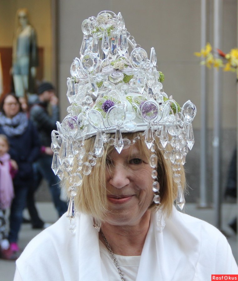 Люстра на голове девушки