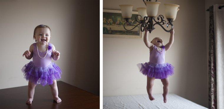 Ребенок качается на люстре.