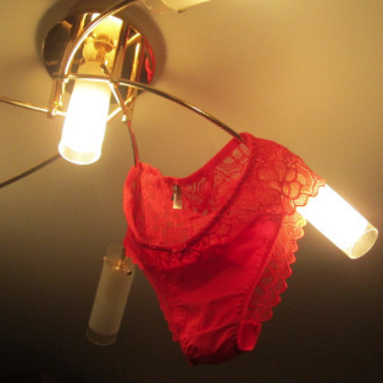 Красные трусы на светильники