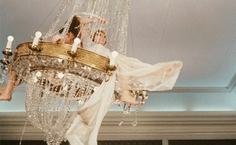 Качаться на люстре