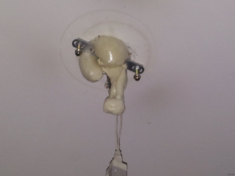 Дырка в потолке от люстры