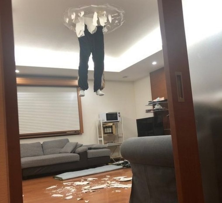 Ноги торчат из потолка