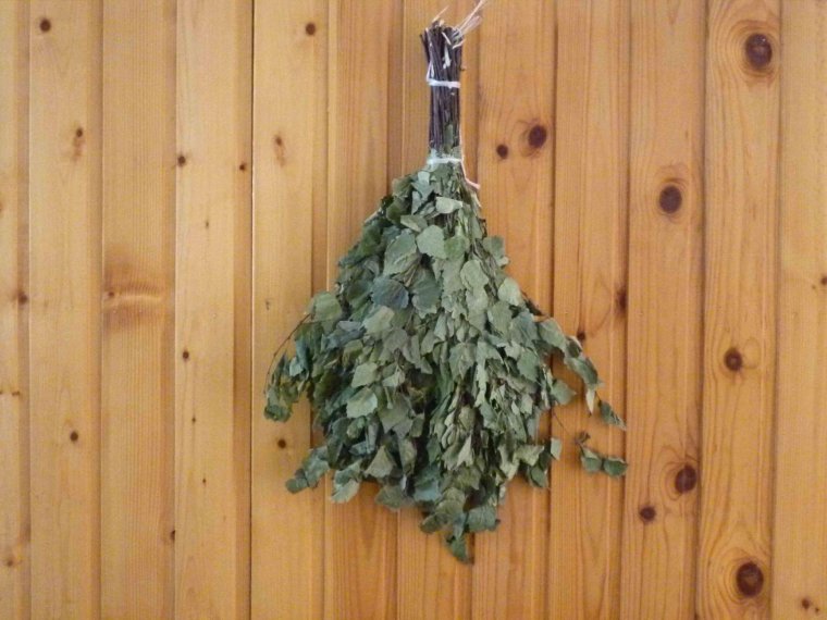 Веники на стене в бане