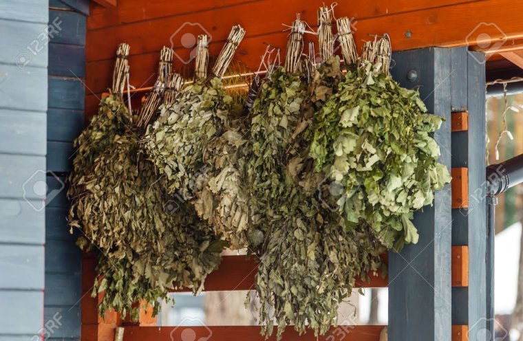 Банные веники на потолке