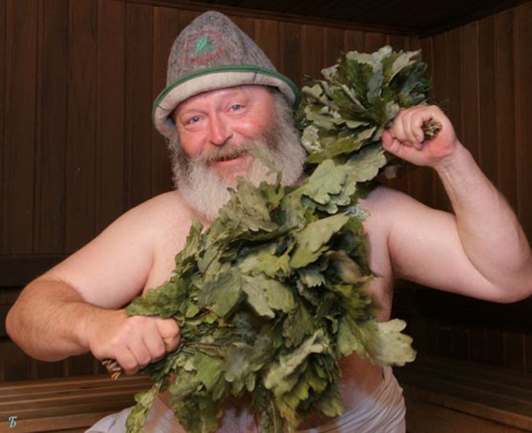 Мужик с веником для бани