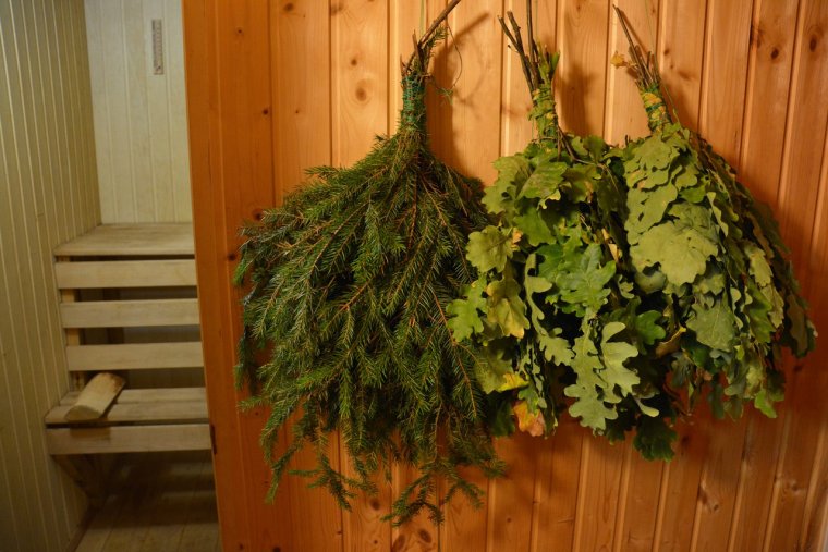 Потолок из веников в сауне