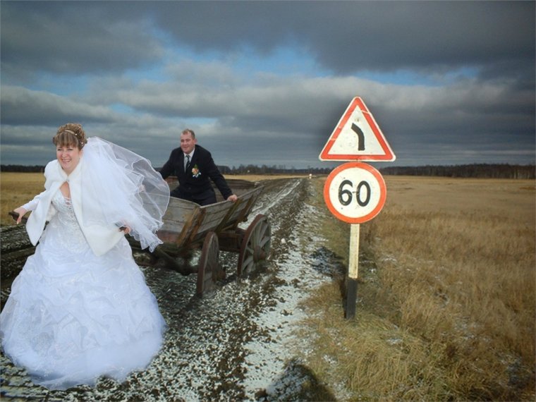 Гости поздравляют молодоженов