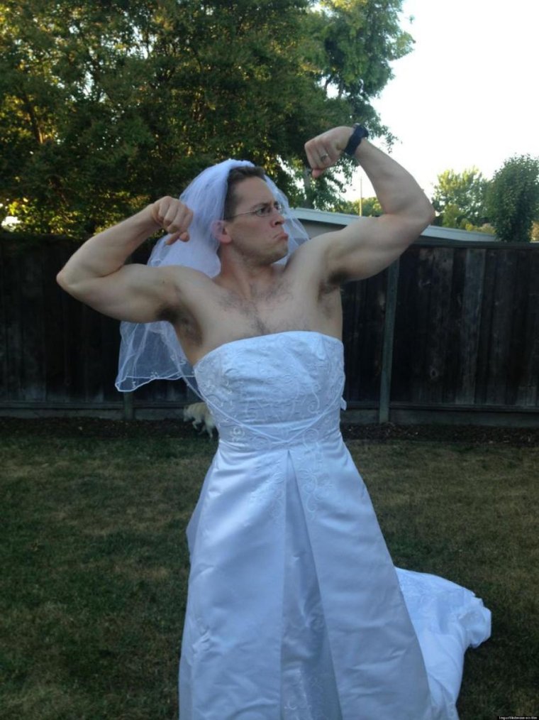 Парень в свадебном платье