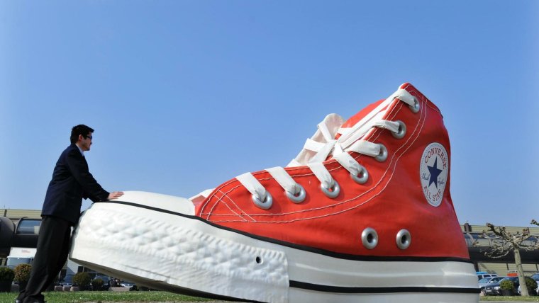 Смешной кроссовок