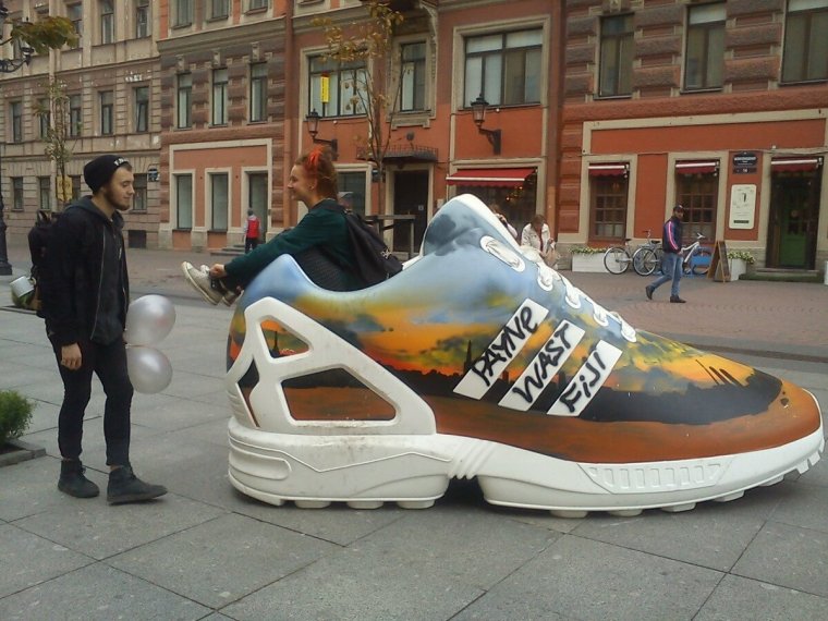 Гигантские кроссовки