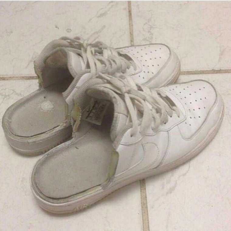 Старые белые кроссовки