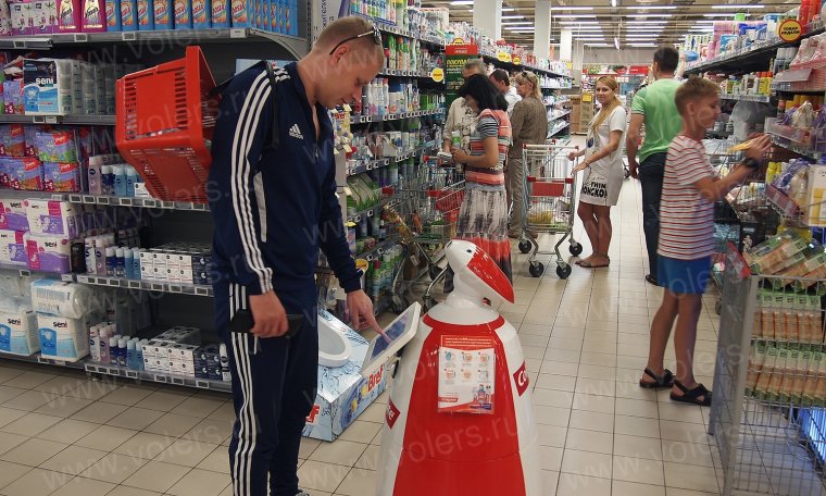 Робот в магазине магнит