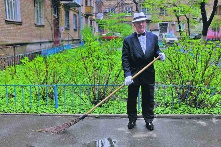 Дворник подметает