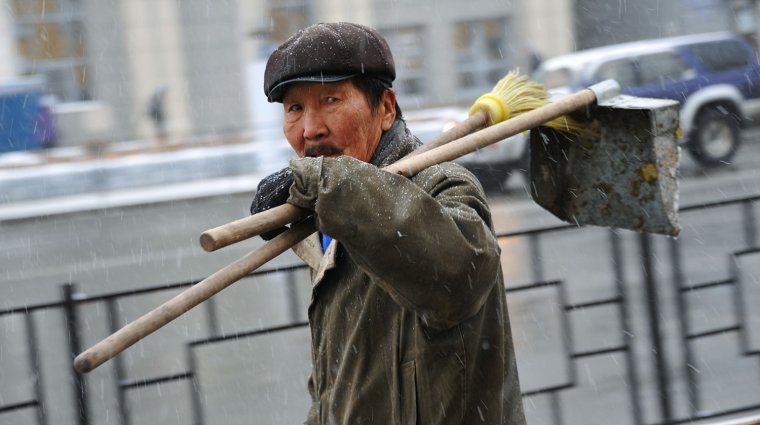 Дворник гастарбайтер