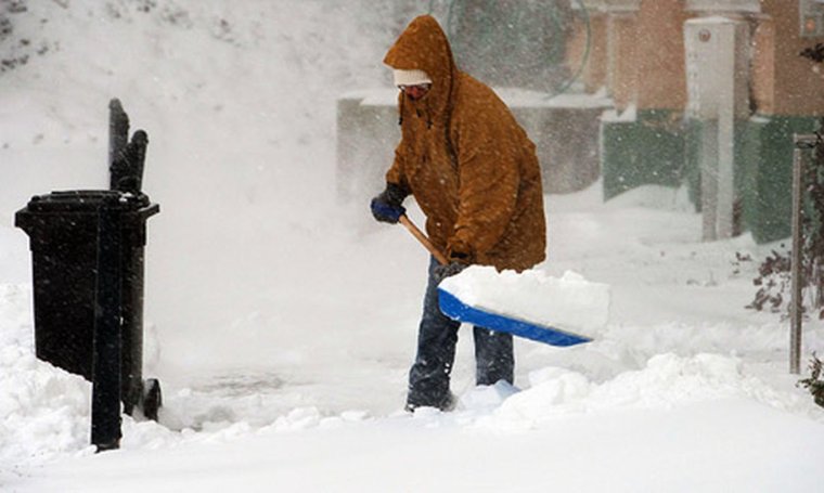 Баба зимой с лопатой