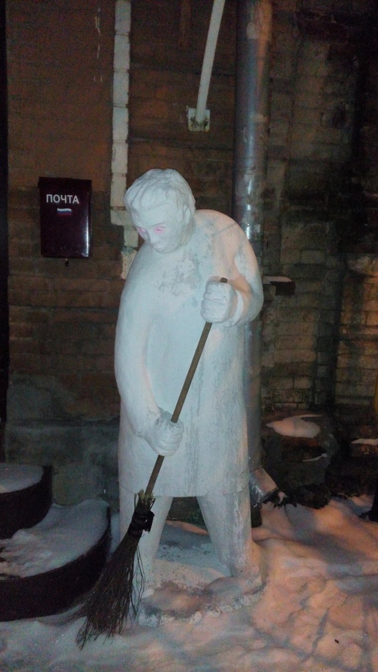 Смешной дворник зимой