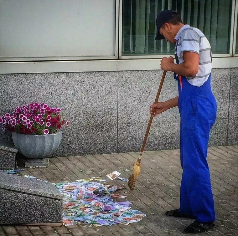 Человек подметает