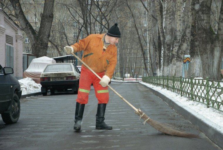 Молодой дворник