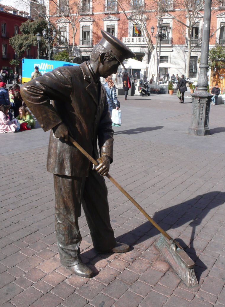 Скульптура дворник с метлой
