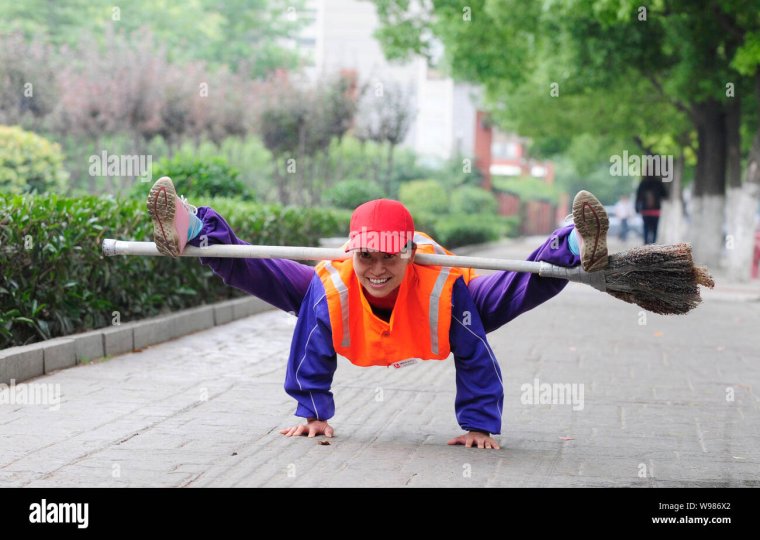 Уборщик с метлой