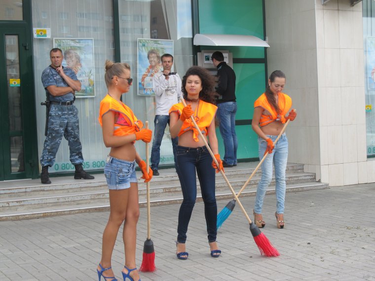 Девушка дворник