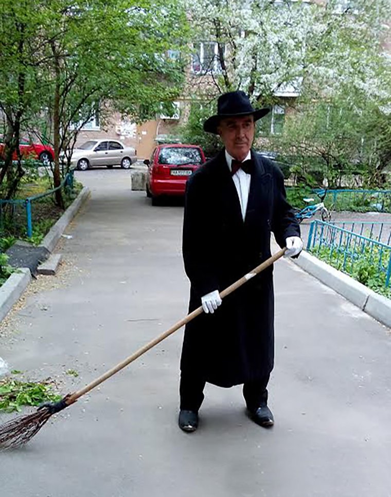 Дворник с метлой