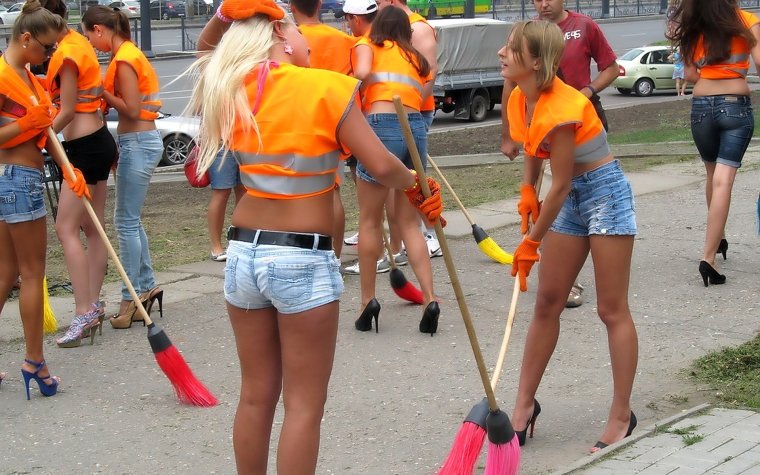 Девушка дворник