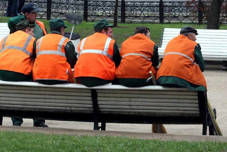 Дворник гастарбайтер