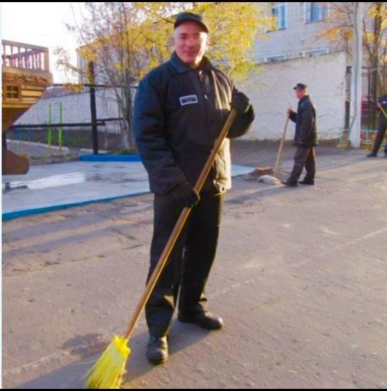 Михаил Ходорковский с метлой