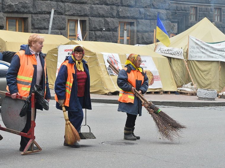 Дворник метет