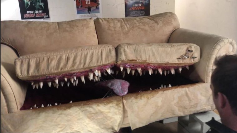 Разорванный диван