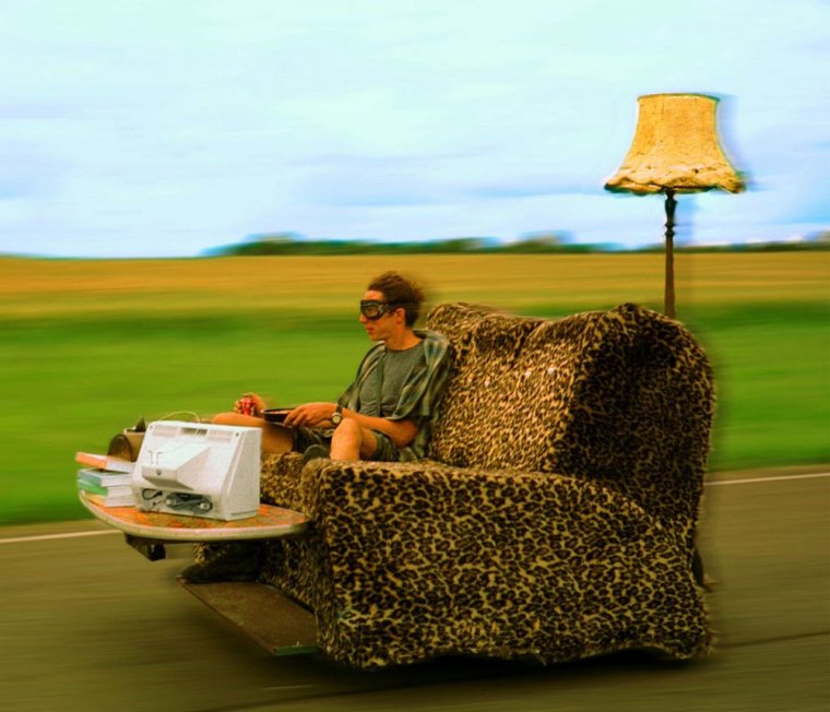 Диван на колесах с мотором