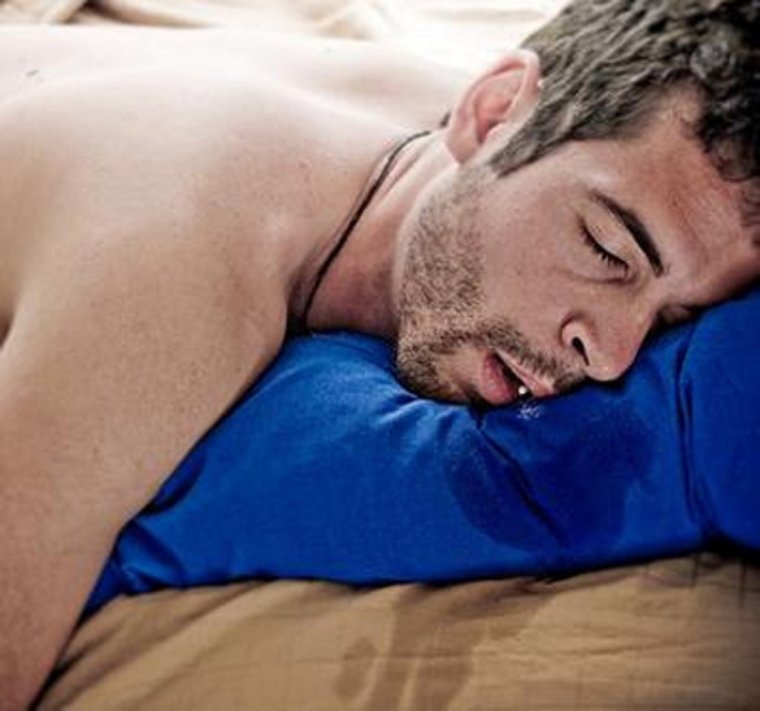 Патрик зевает